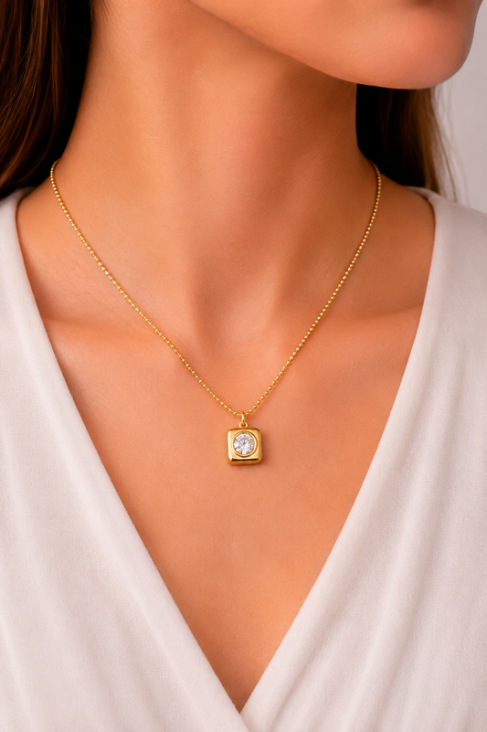 Elegant Gold Pendant Necklace with Brilliant-Cut Stone