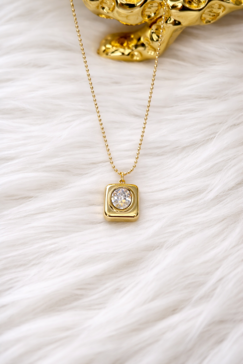 Elegant Gold Pendant Necklace with Brilliant-Cut Stone